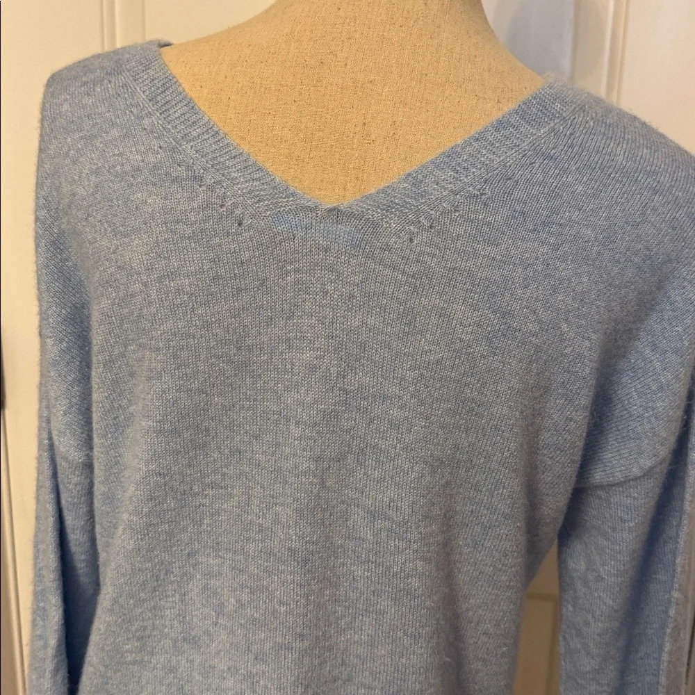 J. McLAUGHLIN SWEATER V-NECK & BACK LIGHT BLUE CASHMERE LONG SLEEVE SIZE S